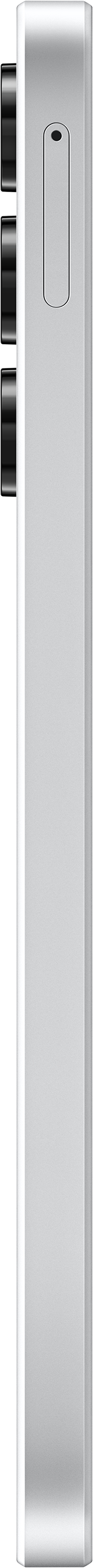 Silberne Powerbank. Rechteckig mit abgerundeten Kanten. Schwarzer Hintergrund.