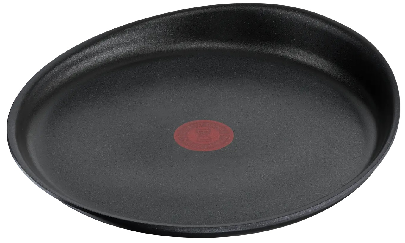 Czarna patelnia z czerwonym logo T-fal na środku na białym tle.