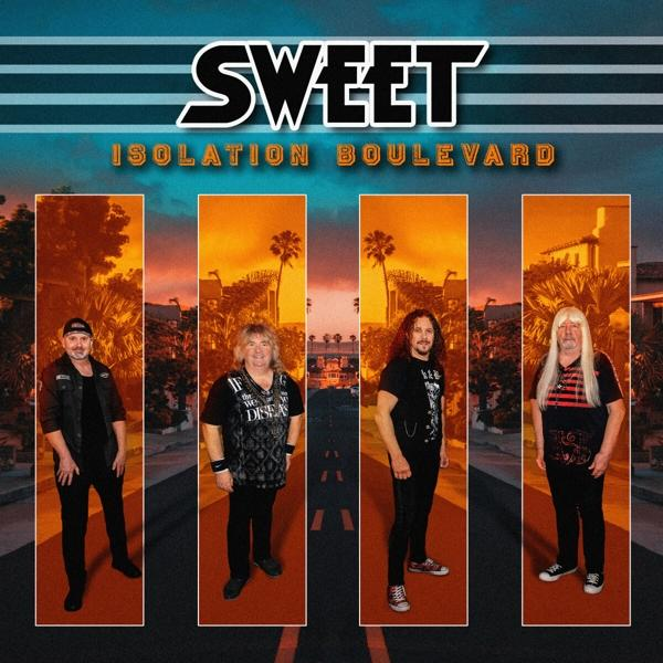 Die Band Sweet auf dem Albumcover. Vier Bandmitglieder stehen auf der Straße, mit einem Sonnenuntergang im Hintergrund.