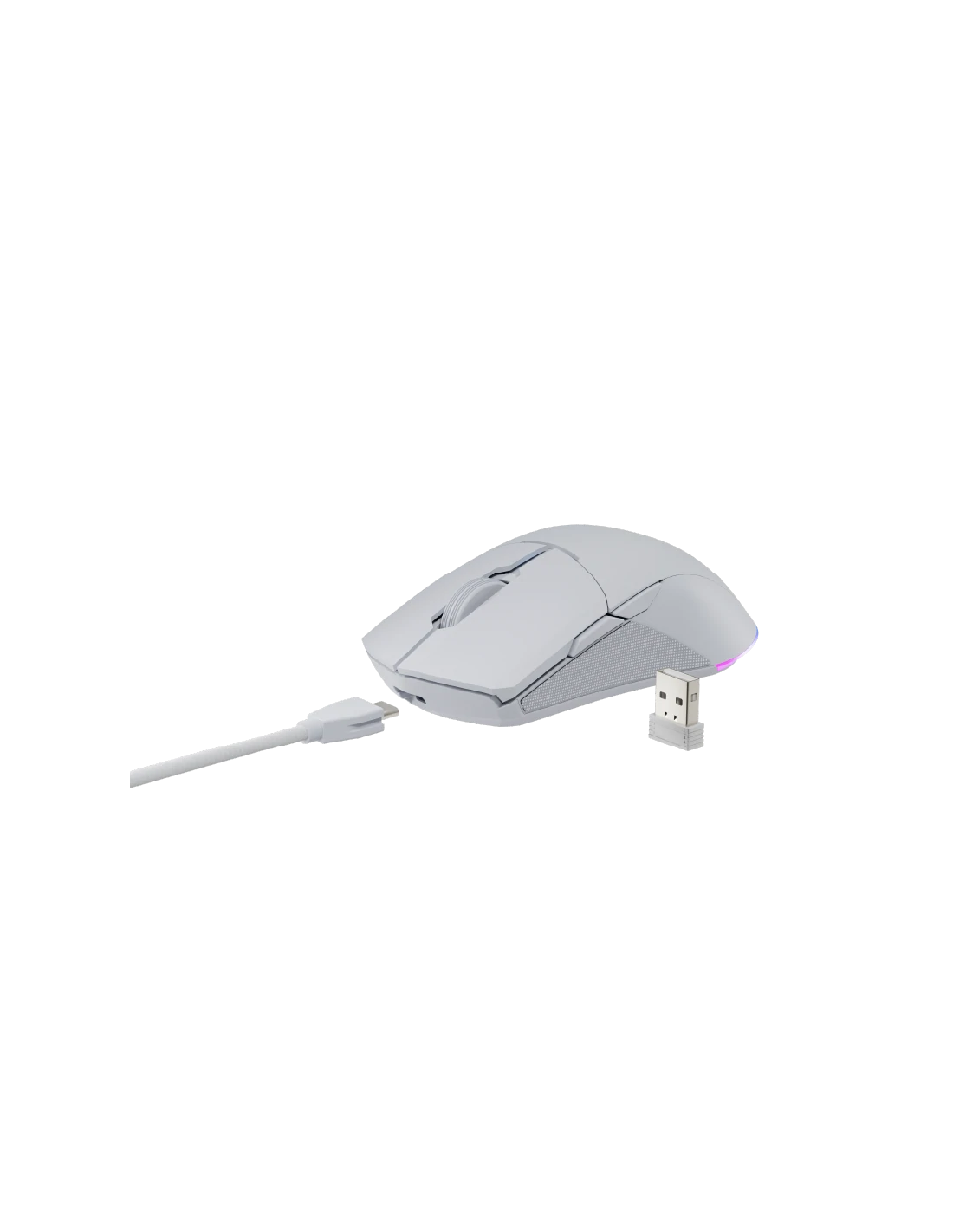 Ratón gaming blanco con un dongle USB y un cable de carga sobre fondo negro.