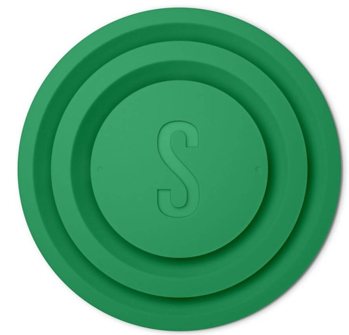 Zielony, okrągły przedmiot z literą 'S' pośrodku. Posiada koncentryczne okręgi.