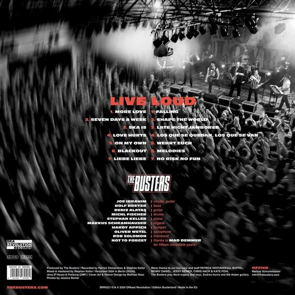 Rückseite eines Musikalbumcovers. Text mit Songtiteln und Credits. Publikum und Bühne im Hintergrund.