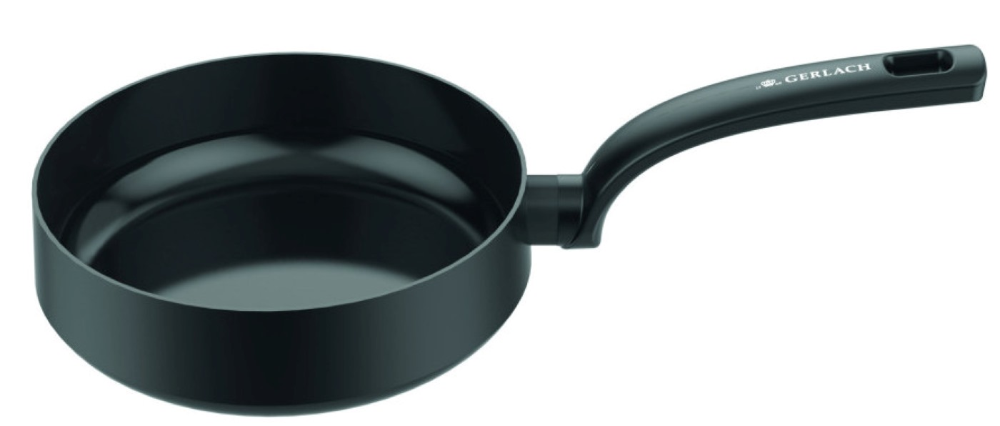 Czarna patelnia z długim uchwytem na białym tle.