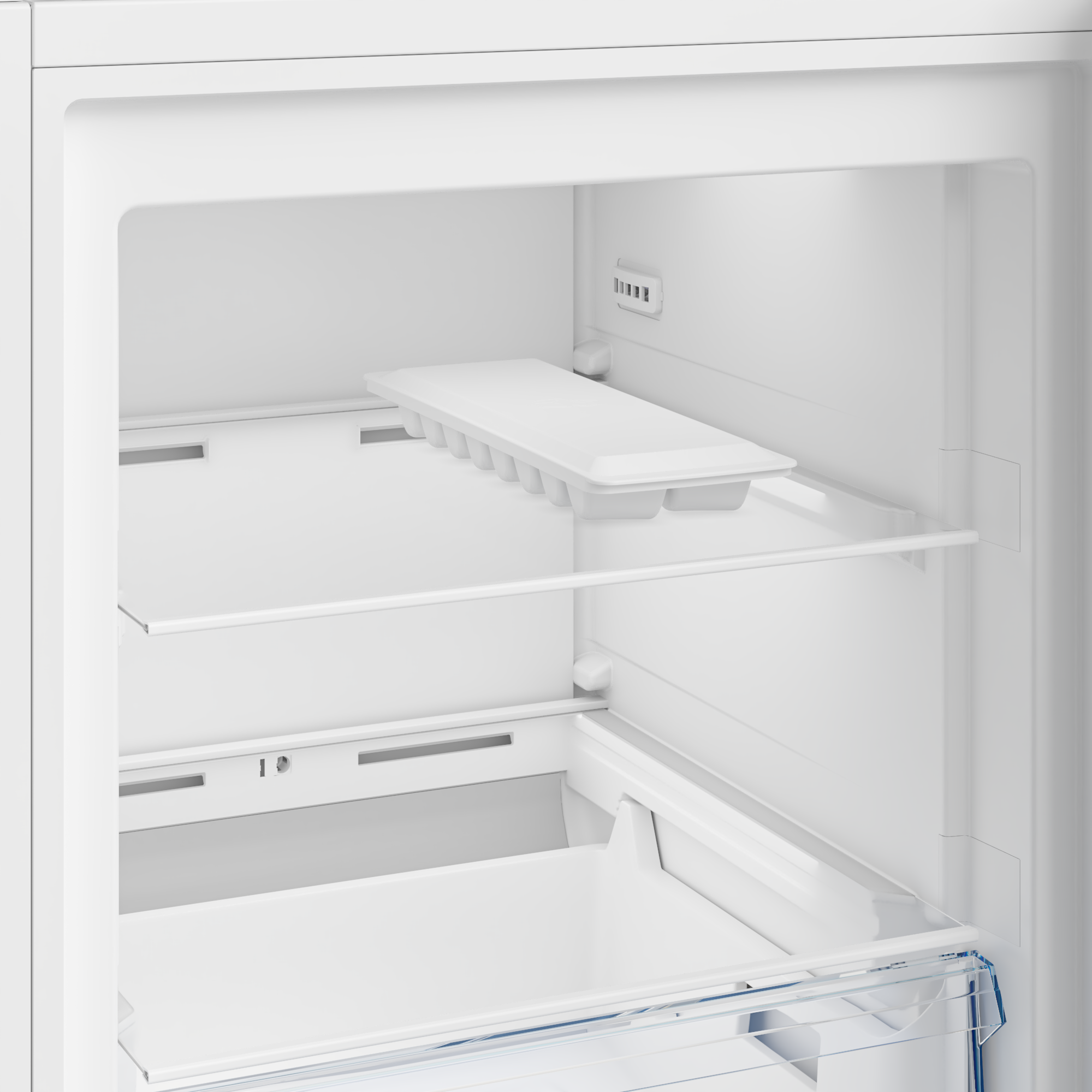 Innenseite eines weißen Kühlschranks. Er ist leer, mit Regalen, einem Eiswürfelbehälter und einer Gemüseschublade.