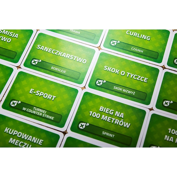 Zielone karty z białym tekstem. Nazwy kart to m.in. E-Sport, Curling i Bieg na 100 Metrów. Karty są zielone.
