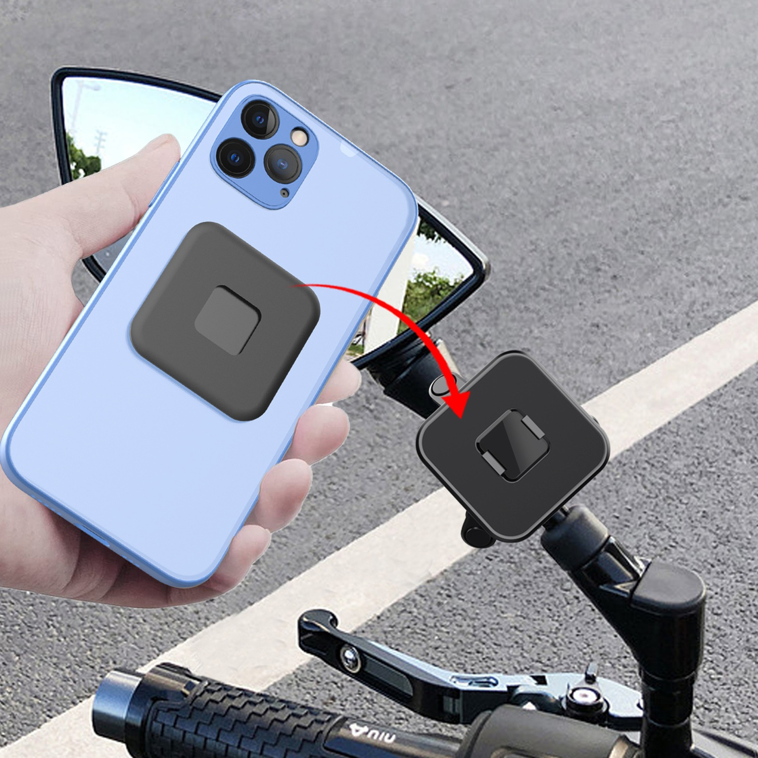 Mano che tiene un telefono, collegata a un supporto per telefono sullo specchietto di una bici.