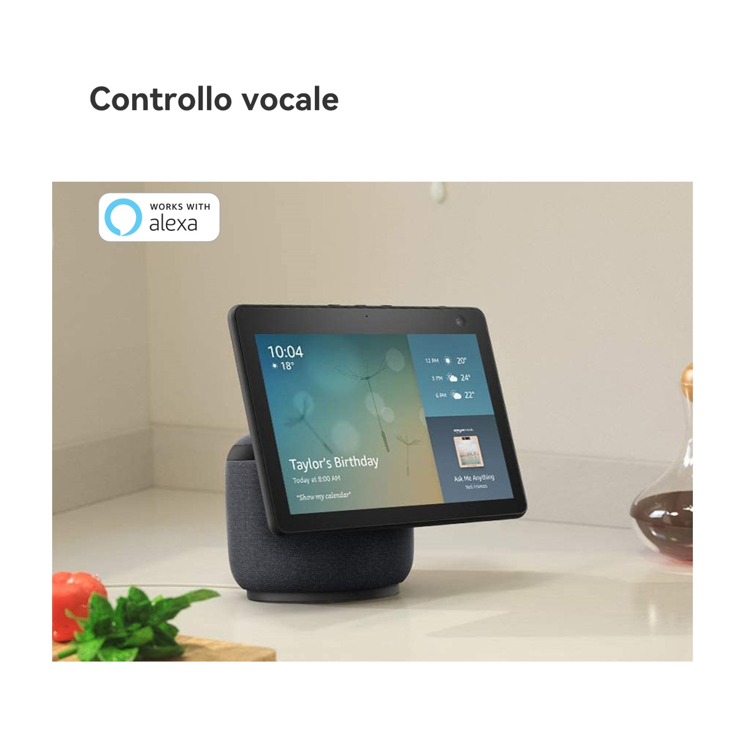 Un display intelligente su un supporto, che mostra una schermata iniziale e informazioni meteorologiche.
