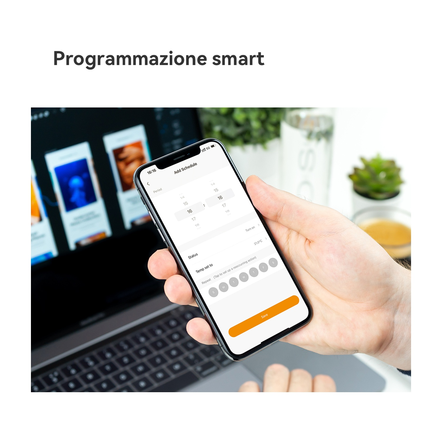 Mano che tiene un telefono con un'interfaccia di programmazione intelligente visualizzata sullo schermo.