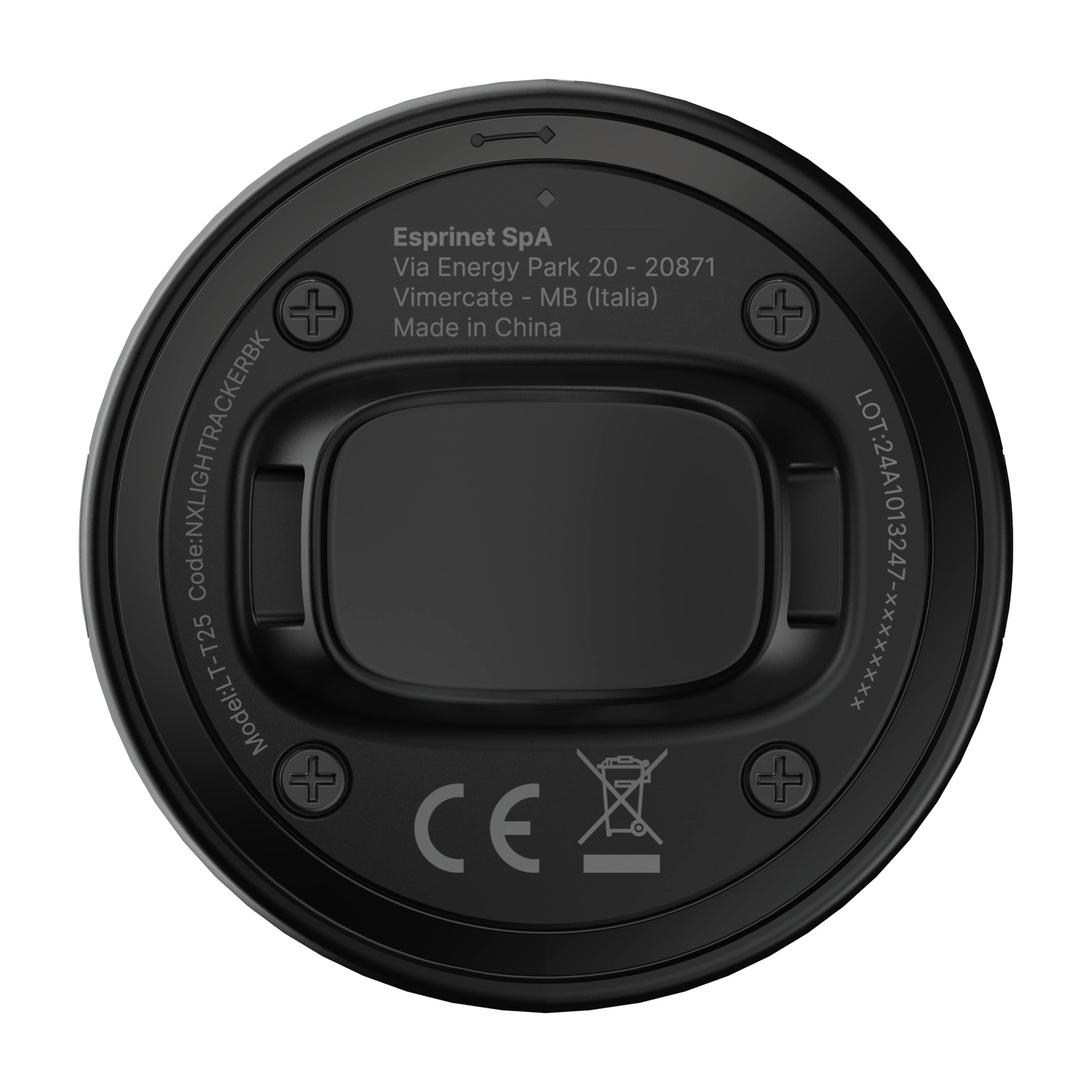 Primo piano del fondo di un dispositivo nero con segni, testi e un logo CE.