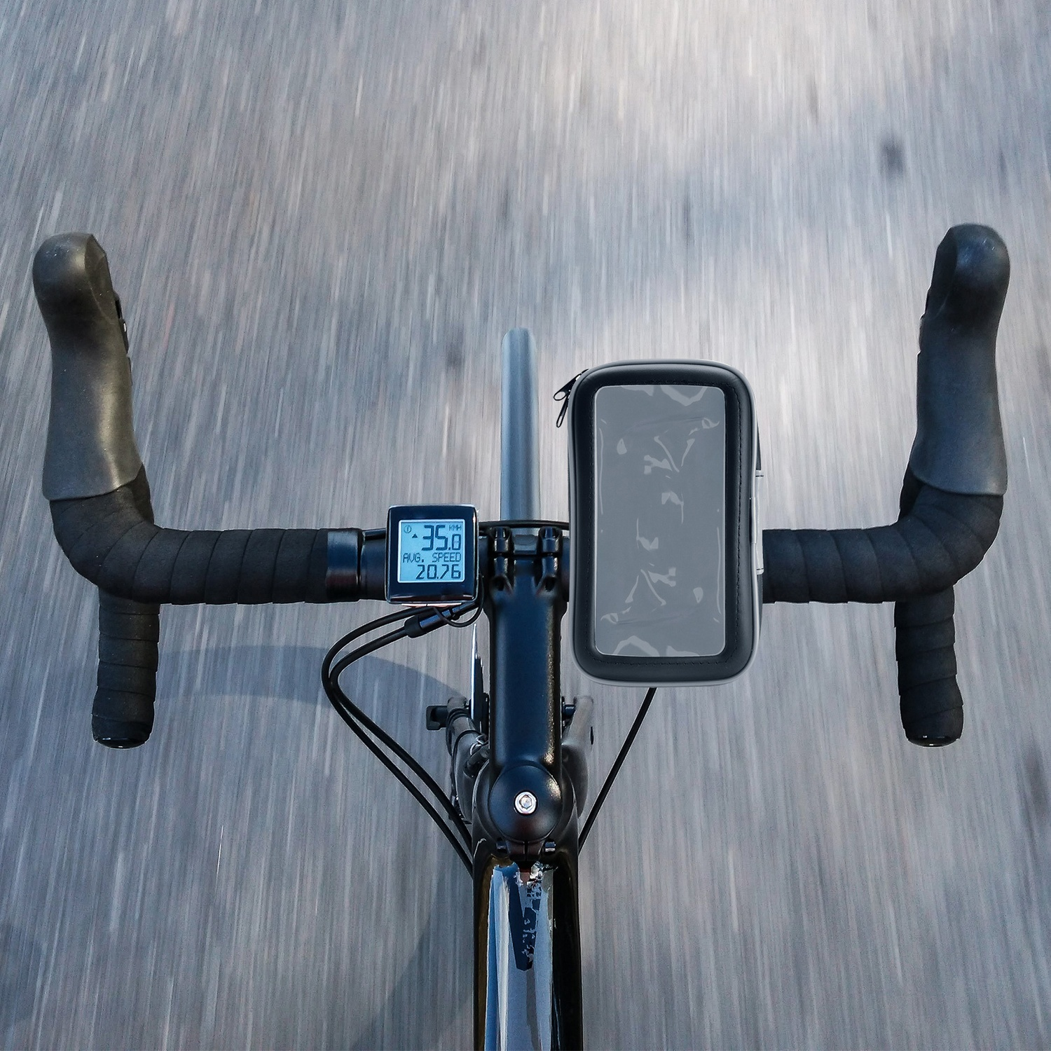 Vista del ciclista sul manubrio, un computer da bicicletta e un supporto per telefono su strada.