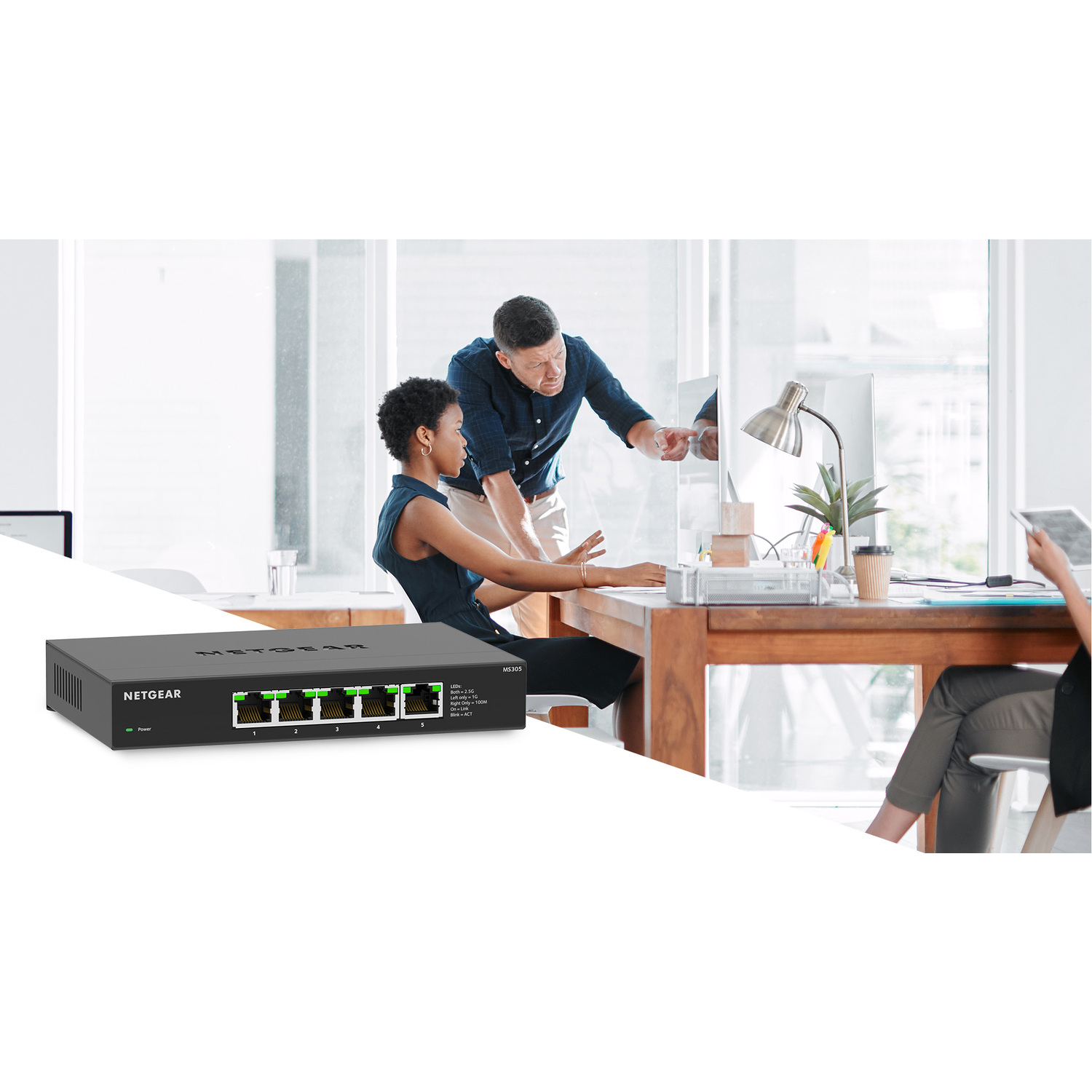 Des personnes travaillent, commutateur réseau sur un bureau, dans un bureau moderne.