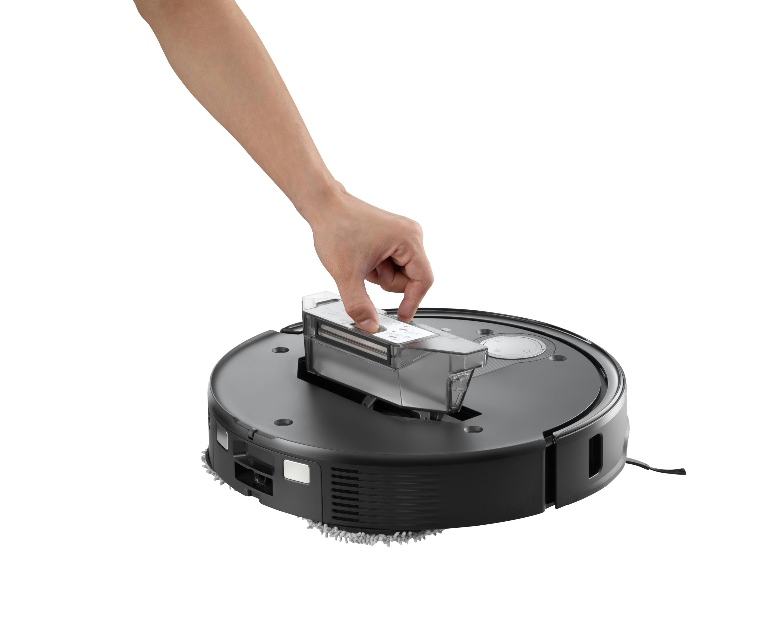 Hand entfernt einen Staubbehälter von einem schwarzen Roboterstaubsauger.