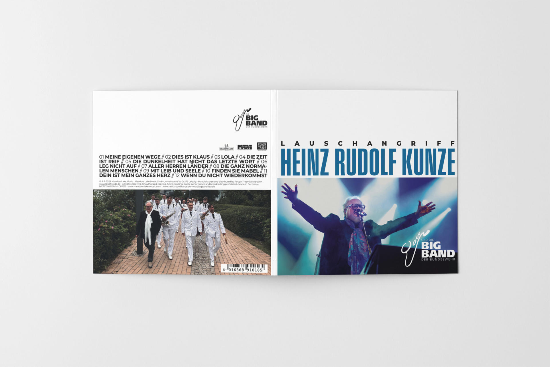 Albumcover mit einer Band, die läuft. Rechts ein Mann beim Singen.