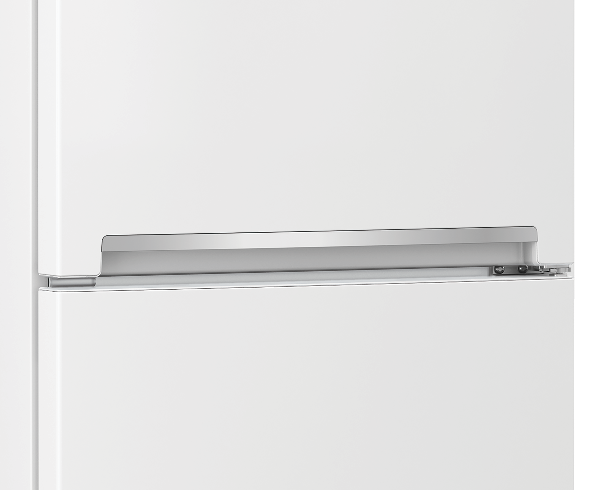 Im Inneren eines weißen Kühlschranks mit Regalen, einem schwarzen Paneel mit Beko-Logo und AeroFlow.