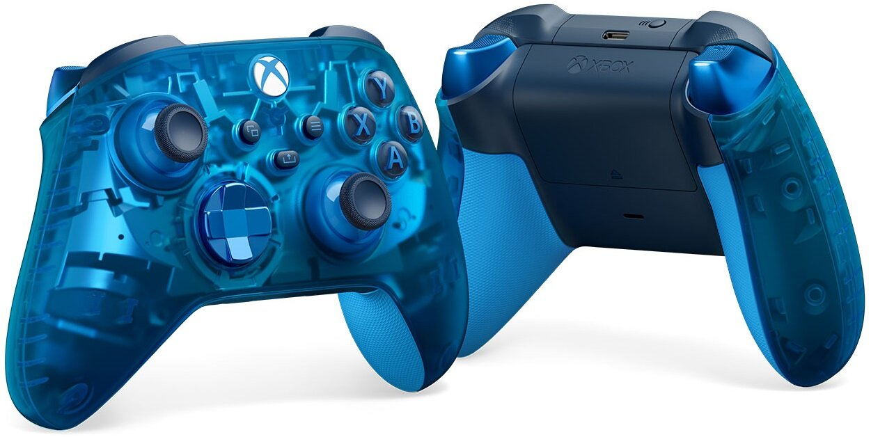Dwa niebieskie, przezroczyste kontrolery Xbox z widocznymi elementami wewnętrznymi, obok siebie.