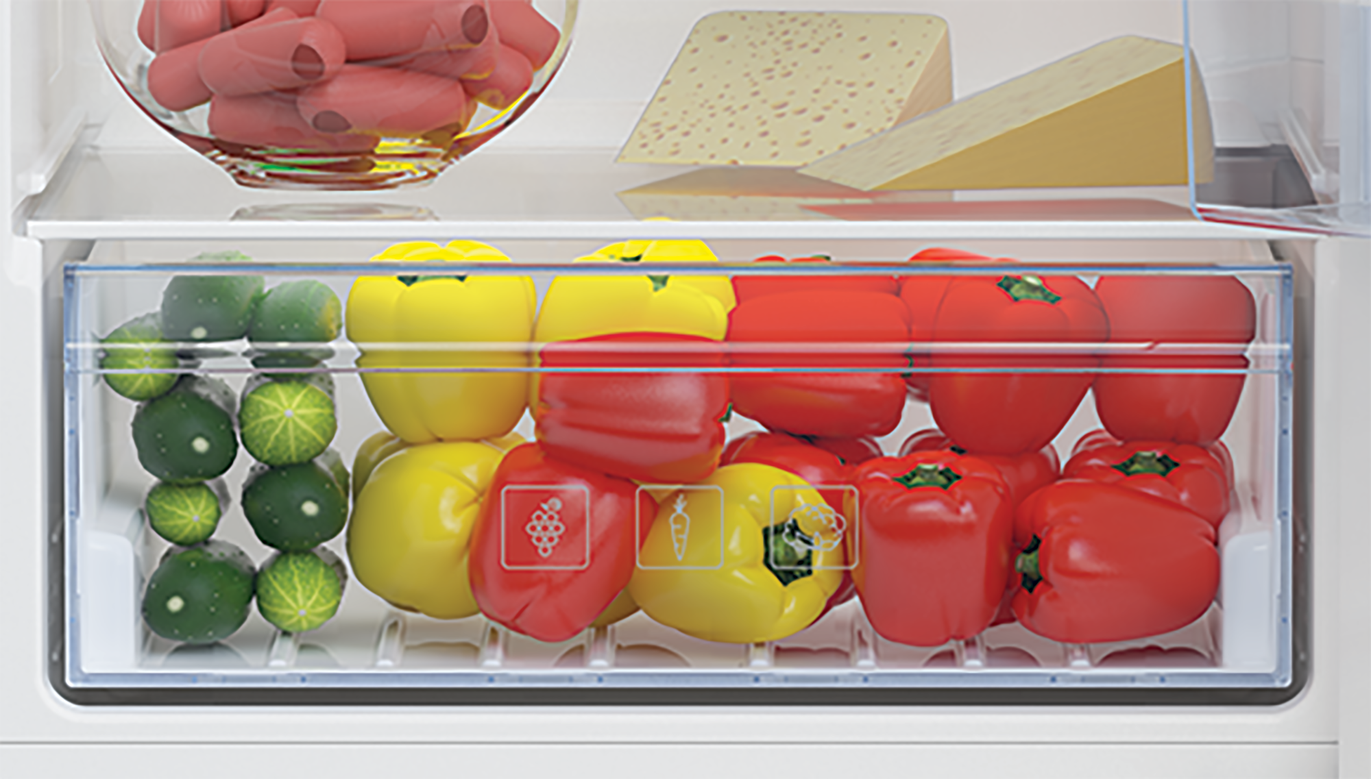 Kühlschrank Schublade mit Gemüse. Rote Paprika, gelbe Paprika und grüne Gurken.