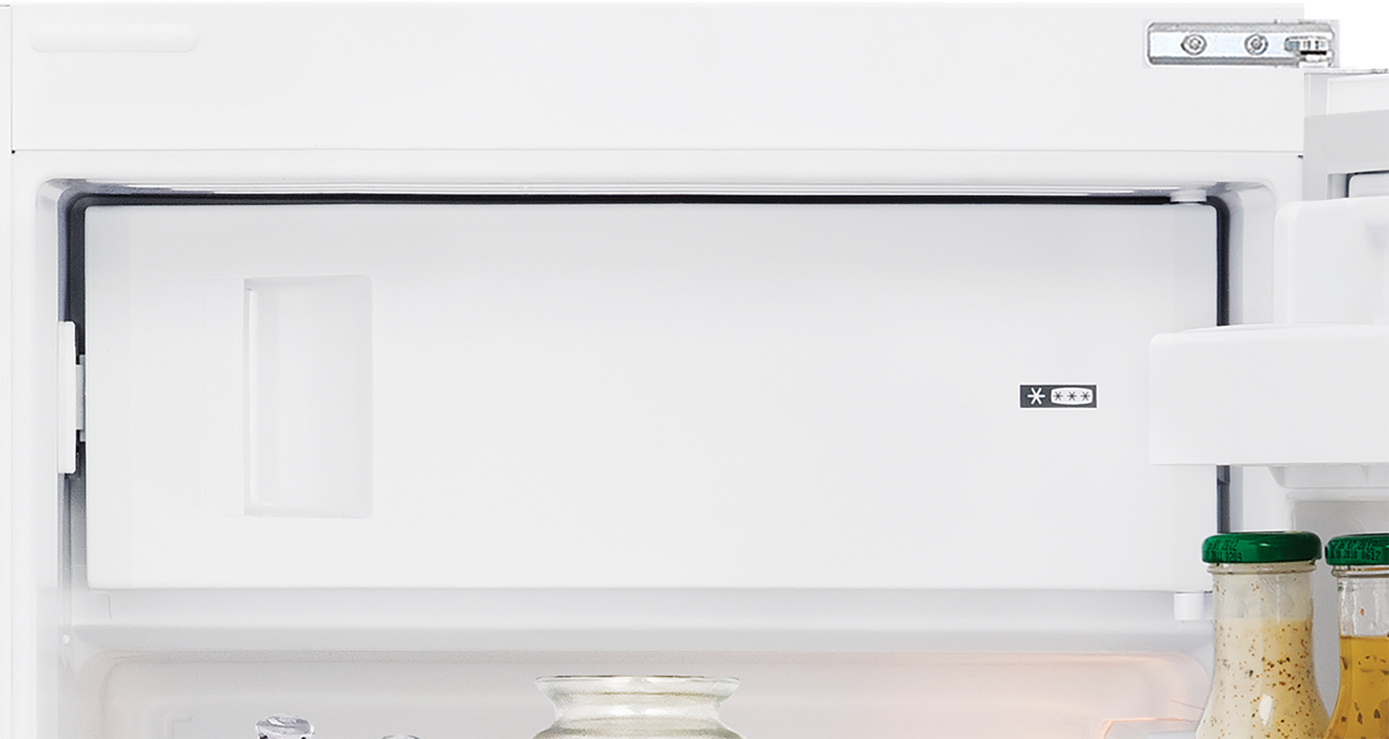 Offener Kühlschrank mit weißem Innenraum und einigen Flaschen. Weißer Hintergrund.