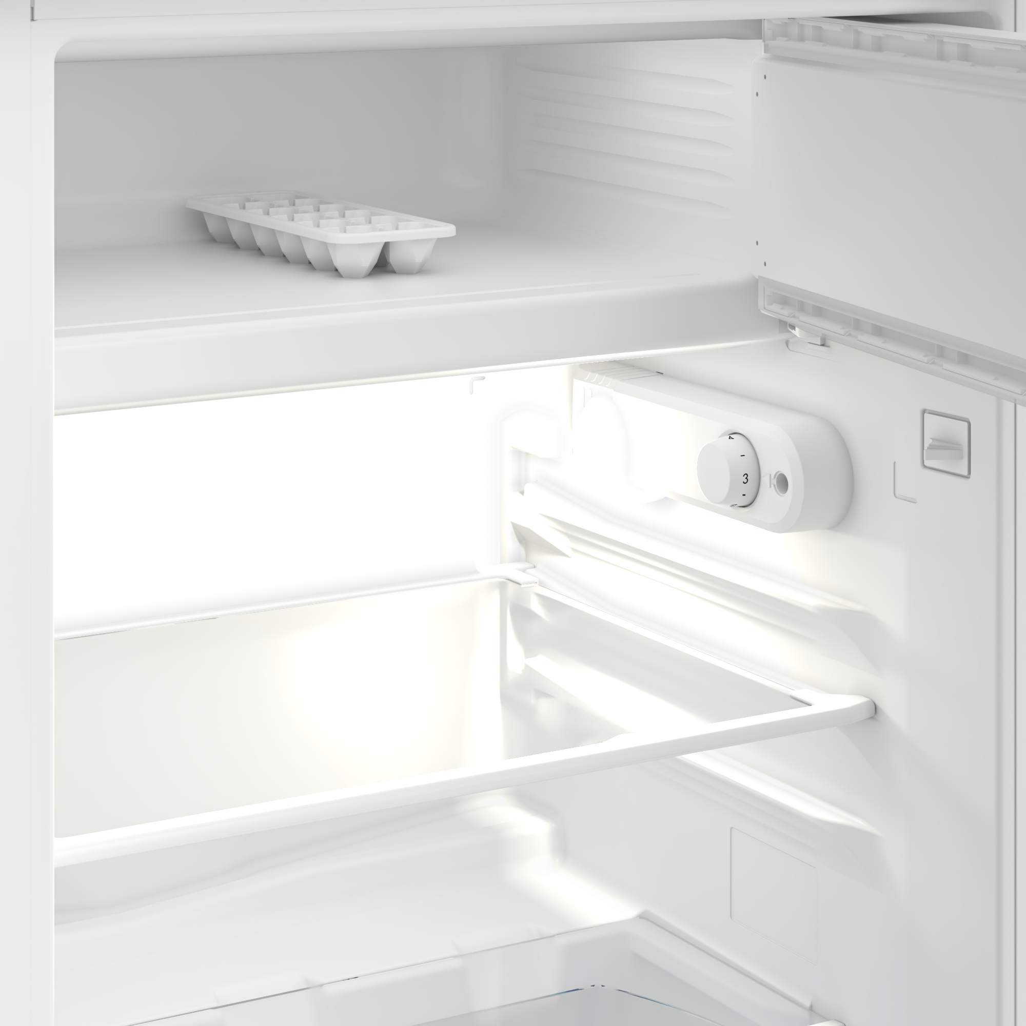 Im Inneren eines weißen Kühlschranks: Eiswürfelschale, Regale und Temperaturregler sind sichtbar.