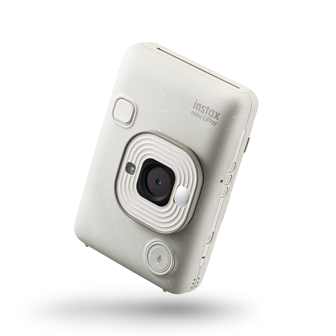 Beyaz arka plan üzerinde beyaz Instax Mini LiPlay kamera, açılı görünüm.