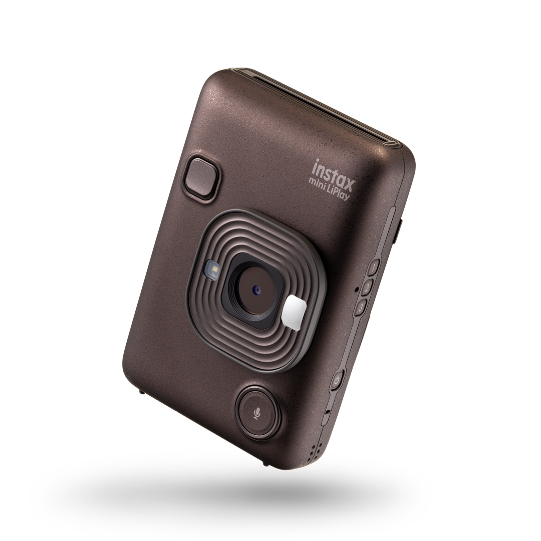 Beyaz arka planda kahverengi bir Instax Mini LiPlay kamera.
