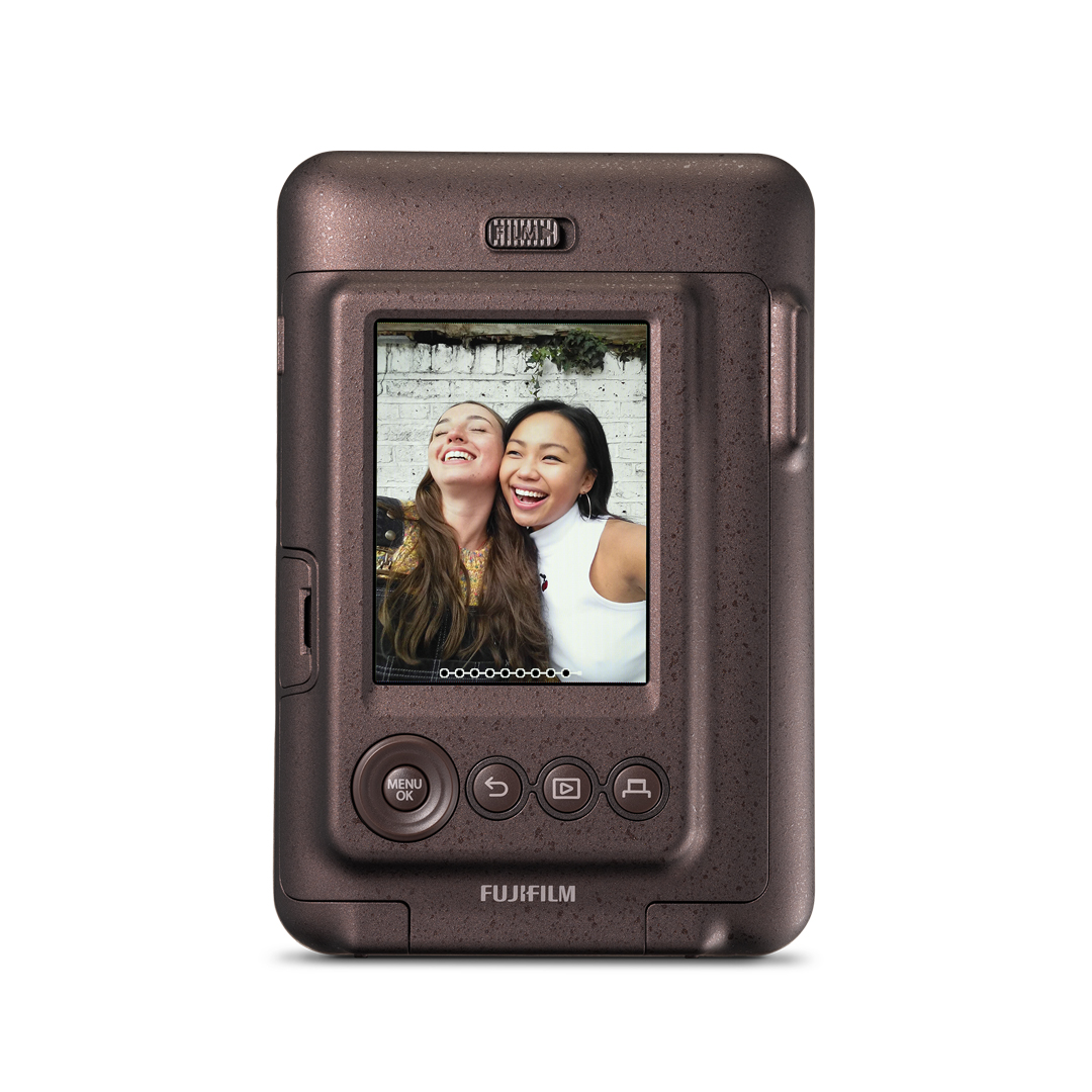 Kahverengi Fujifilm Instax Mini kamera, ekranda iki mutlu yüz. Beyaz zemin.