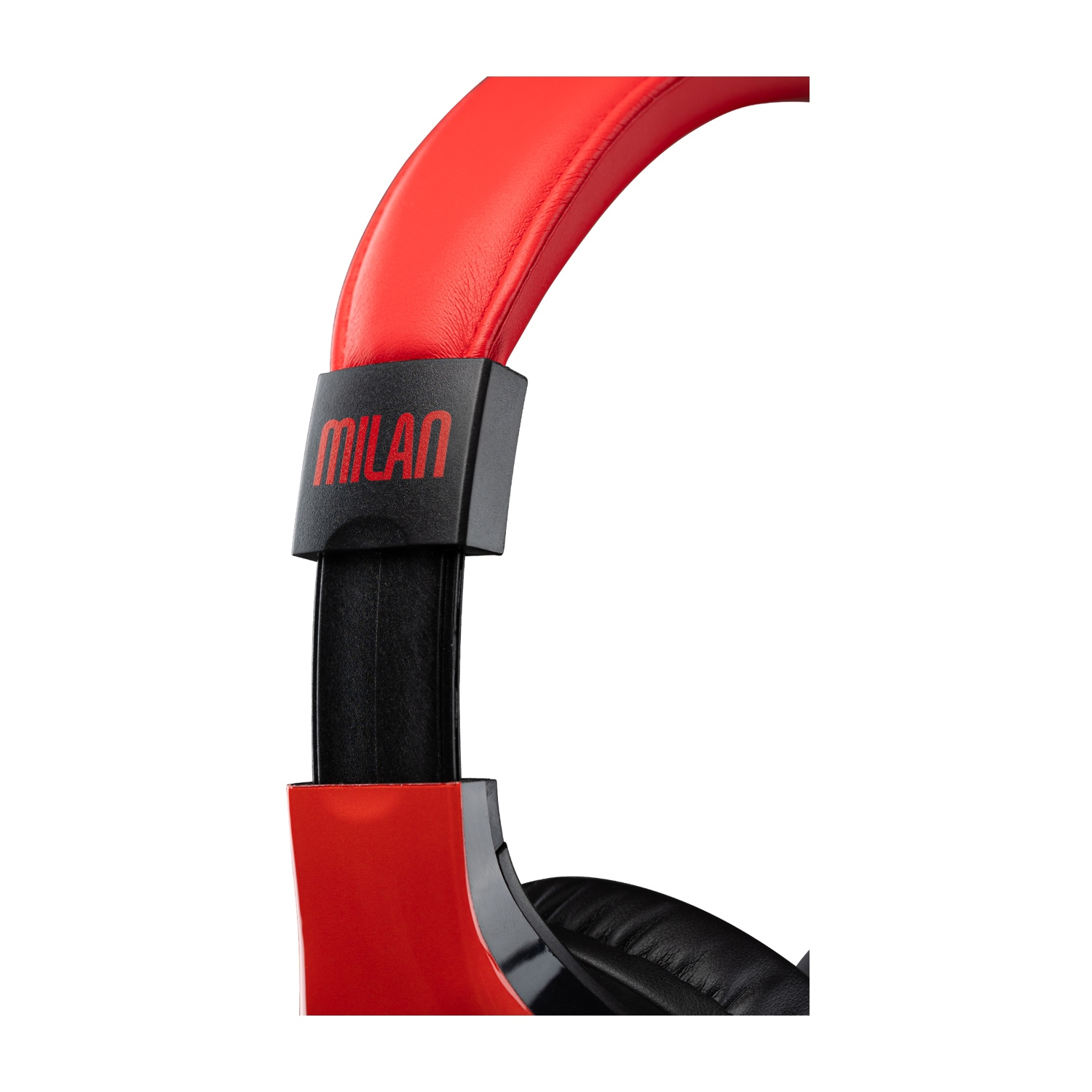 Un paio di cuffie rosse. La fascia porta la scritta "MILAN".