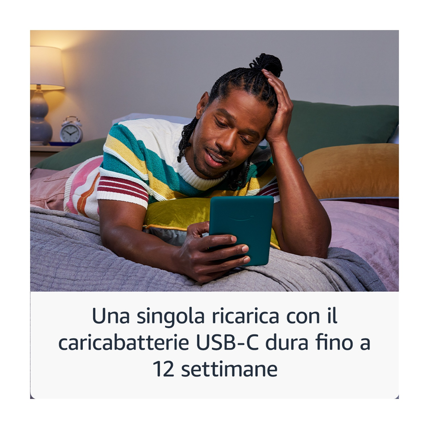 Un uomo sdraiato su un letto, guarda un tablet verde acqua. Testo in basso in italiano.
