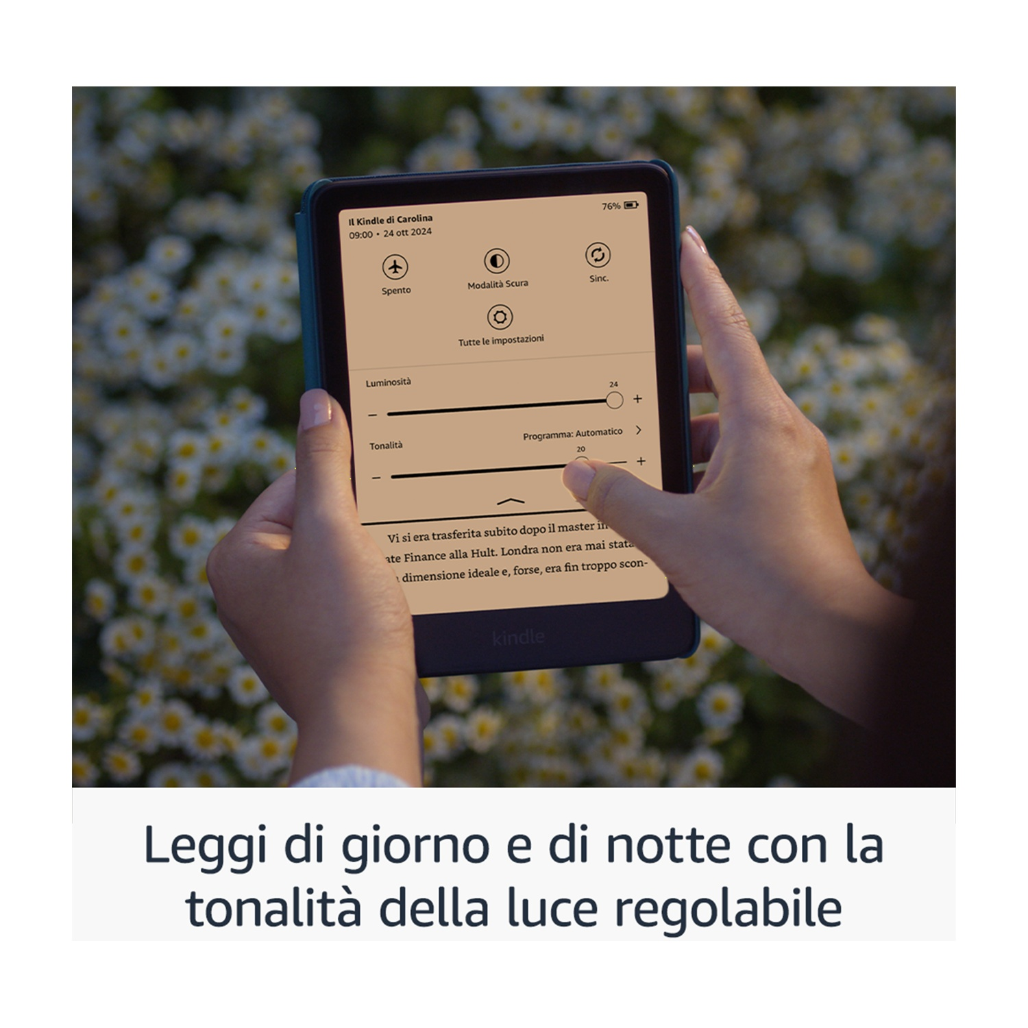Una persona tiene in mano un dispositivo Kindle. Lo schermo mostra le impostazioni per la luce e il tono. Testo sotto.