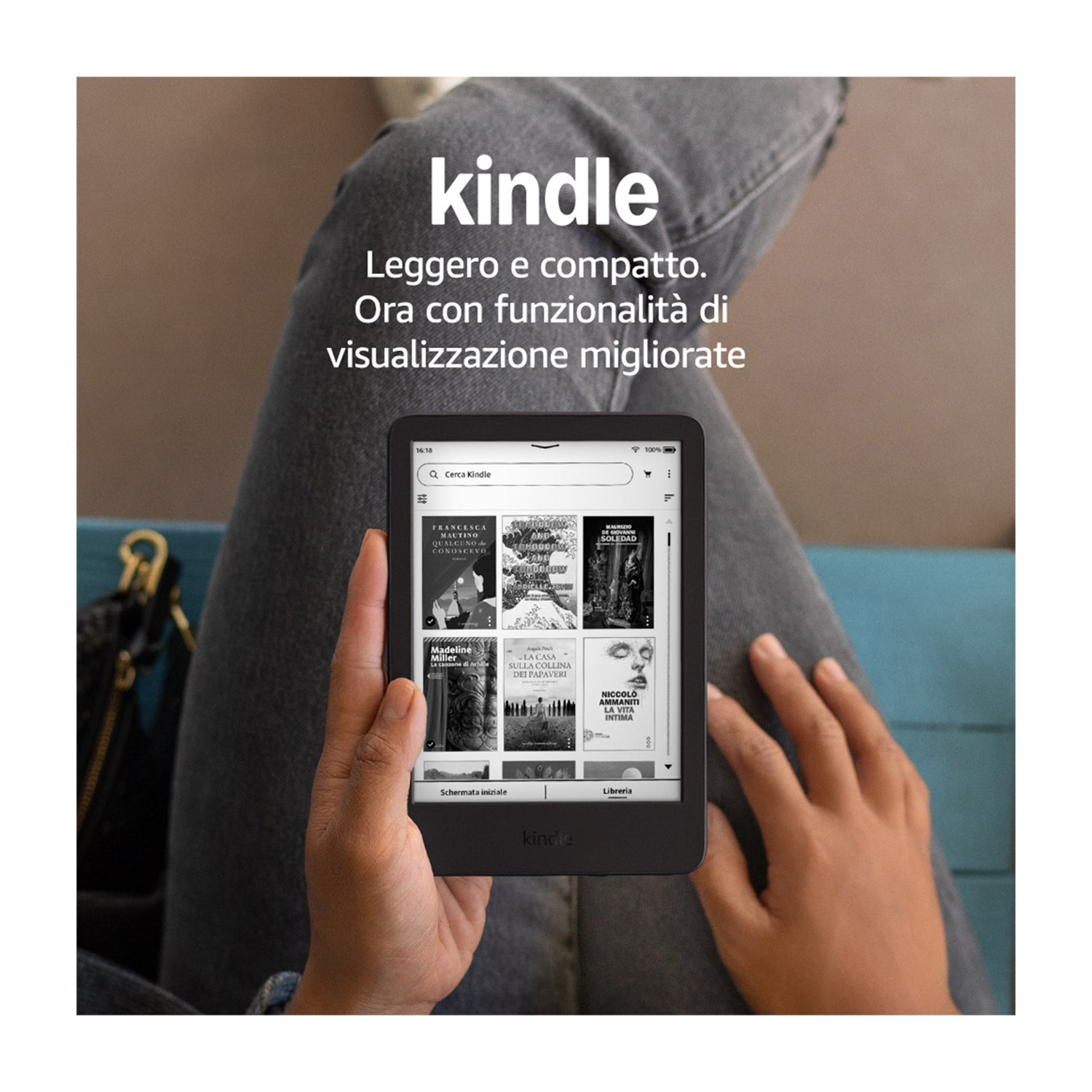 Mani di una persona che tiene un Kindle nero, mostrando copertine di libri e il logo Kindle.