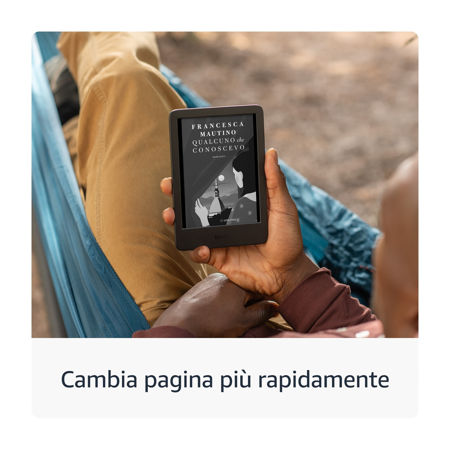 Una persona tiene in mano un e-reader Kindle, mostrando un libro in italiano. La persona è in un'amaca.