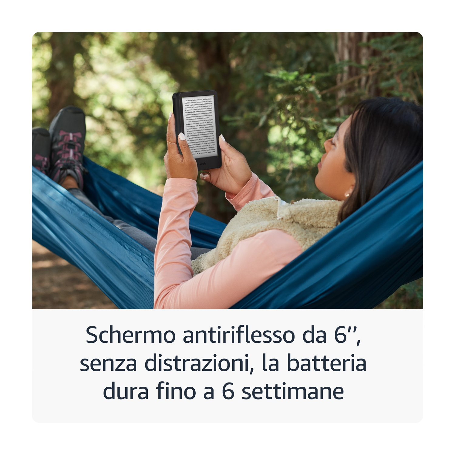 Donna che legge un Kindle mentre si rilassa in un'amaca all'aperto.