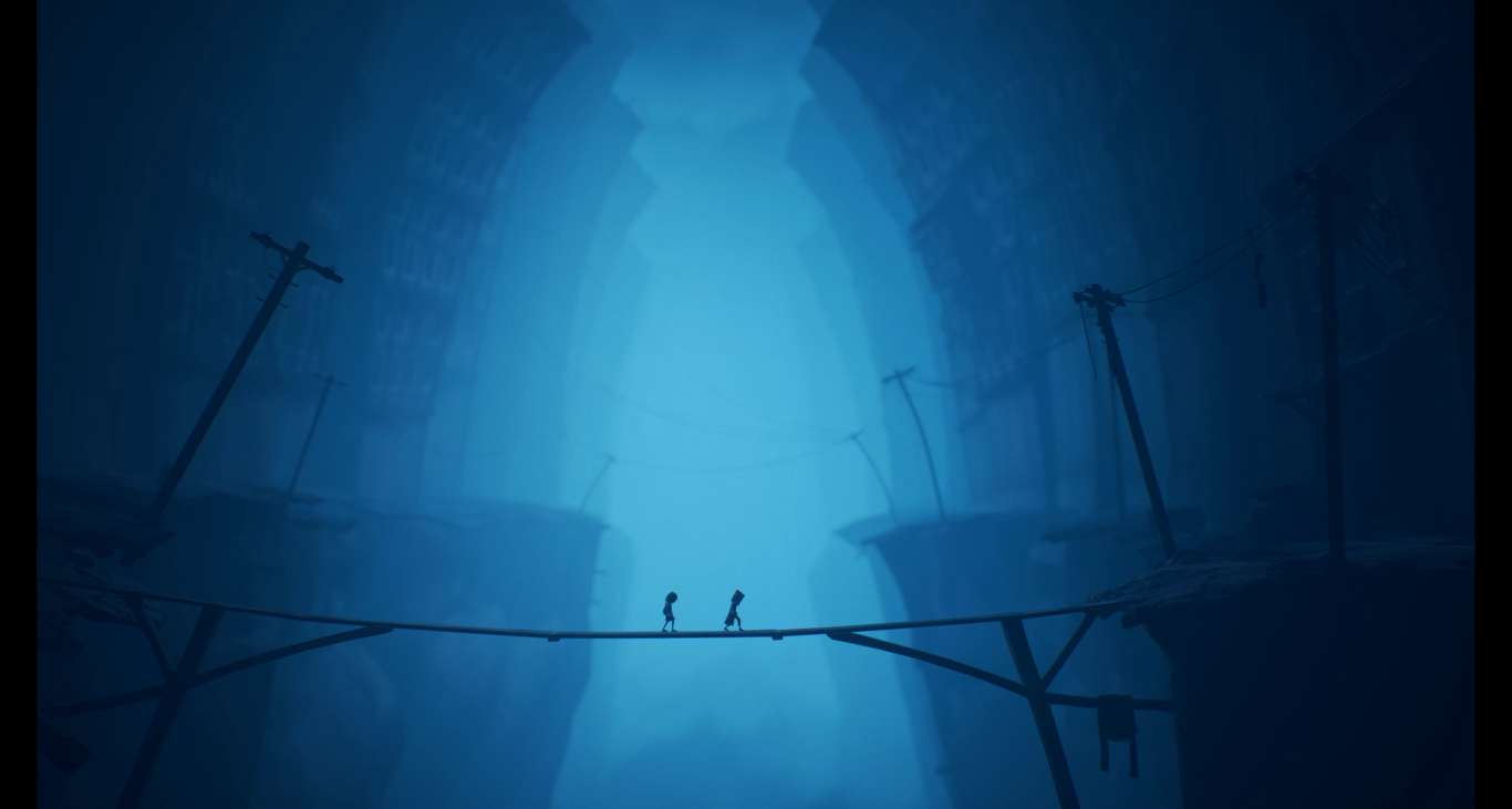 Dwie małe postacie idą po moście w ciemnym, niebieskim otoczeniu. Tło przedstawia wąski kanion.