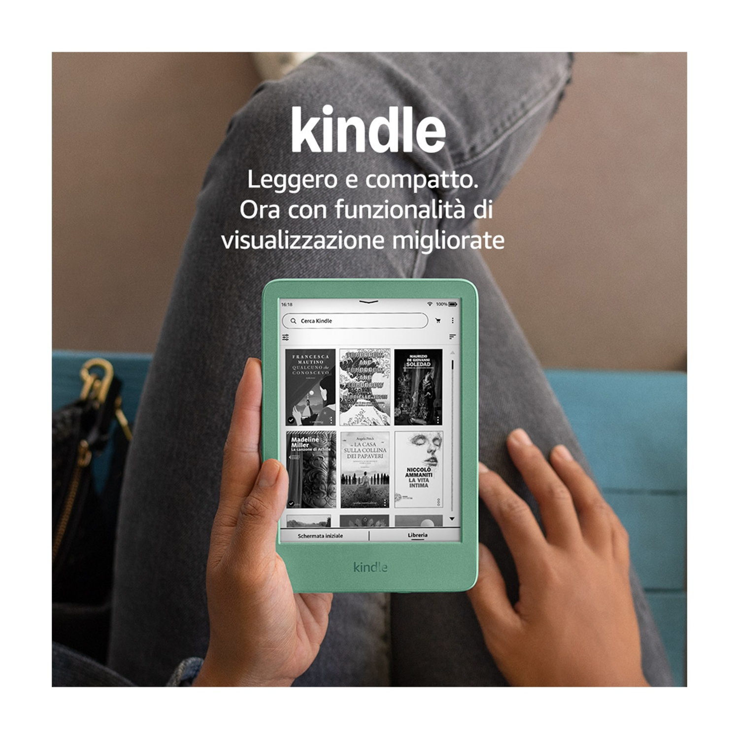 Persona che tiene in mano un Kindle verde menta, con testo e immagini di libri sullo schermo, sulle ginocchia.