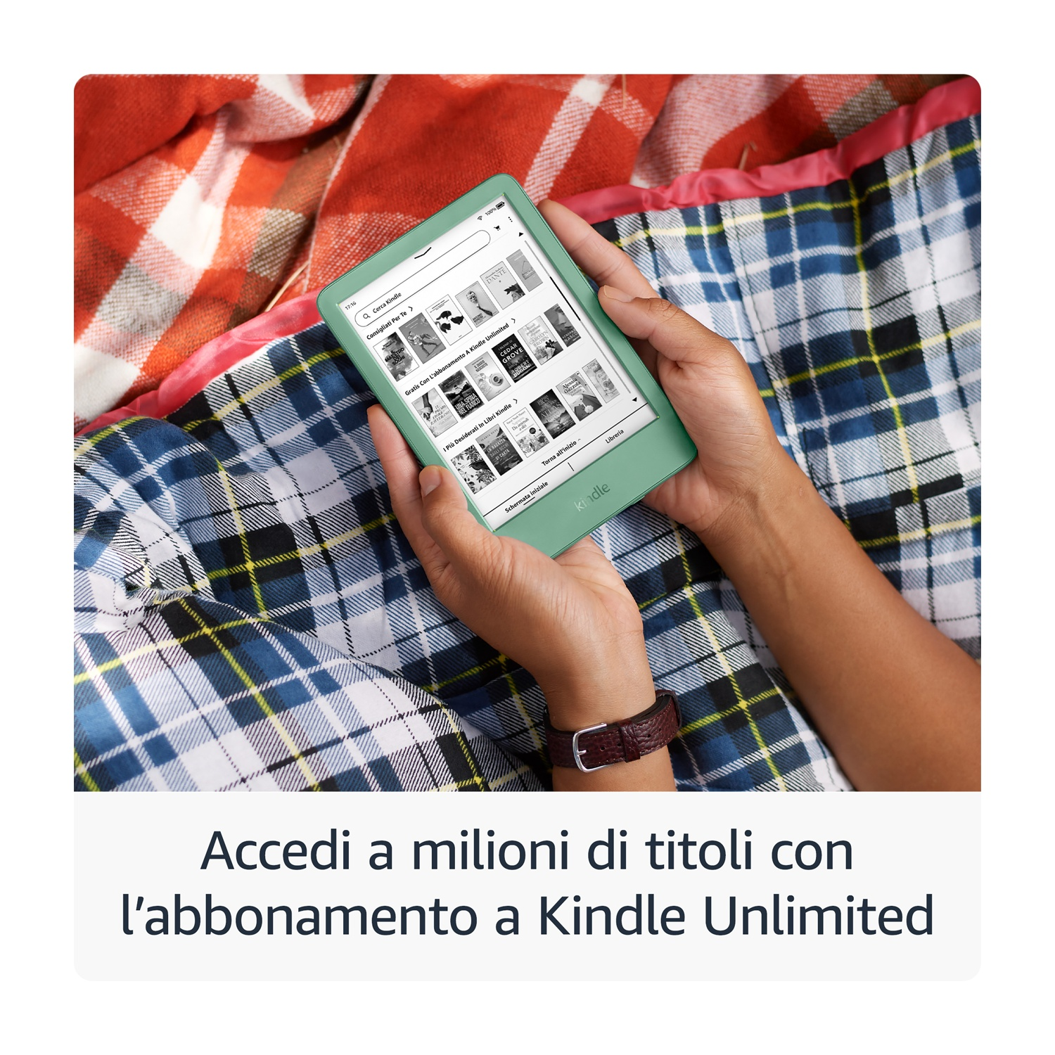 Persona che tiene un Kindle verde, che legge su una coperta a quadri.