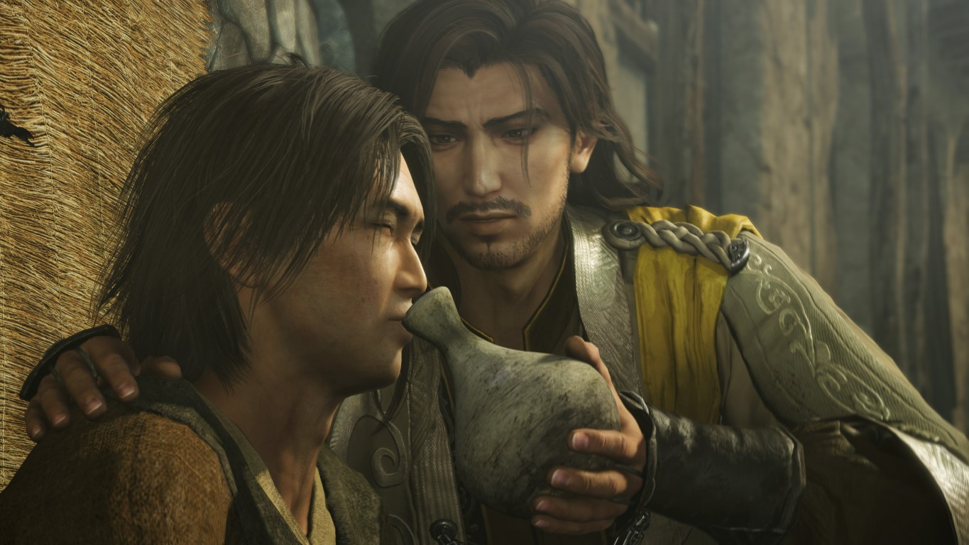 Dwóch mężczyzn spogląda na siebie, jeden trzyma wazon.