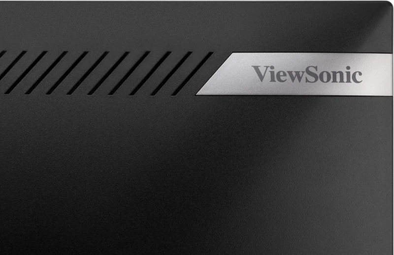 Egy fekete felület közelképe ezüst ViewSonic logóval és átlós vonalakkal. A felület textúrázottnak tűnik.