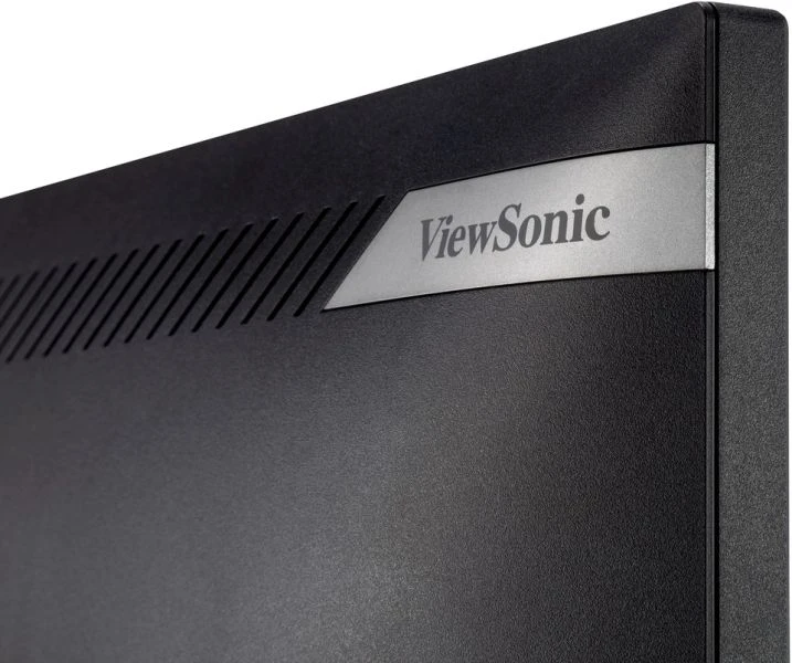A ViewSonic monitor hátuljának közelképe. A ViewSonic logó egy ezüst csíkon található.
