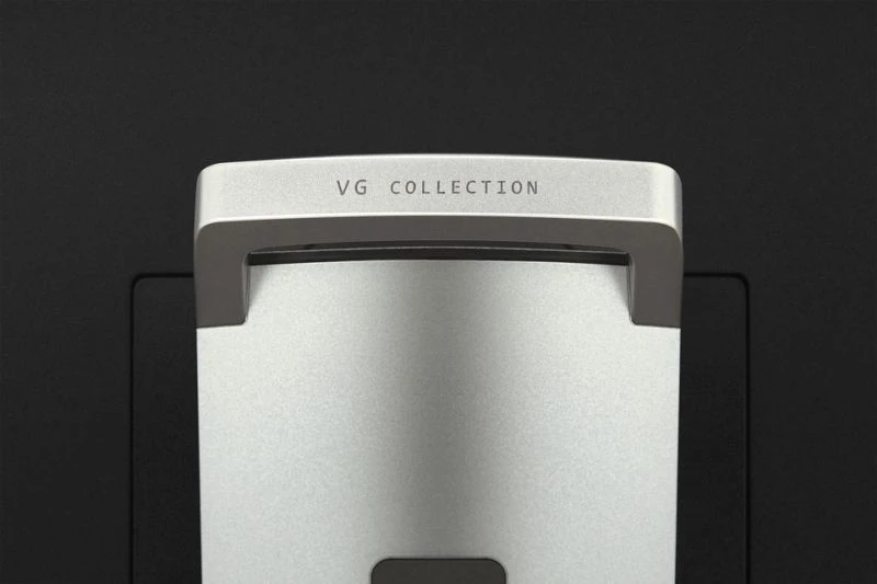 Közelkép egy ezüst készülék fogantyújáról a VG COLLECTION felirattal.