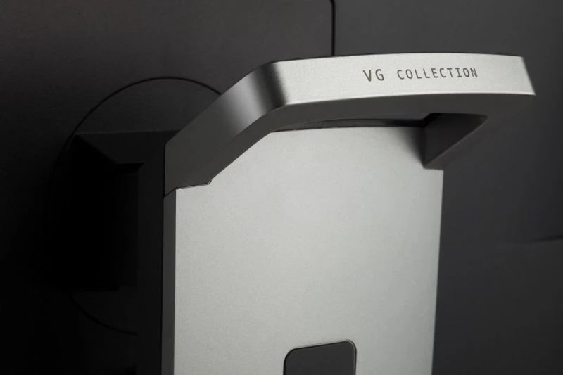 Közelkép egy monitor hátuljáról, ezüst színben, VG COLLECTION felirattal.