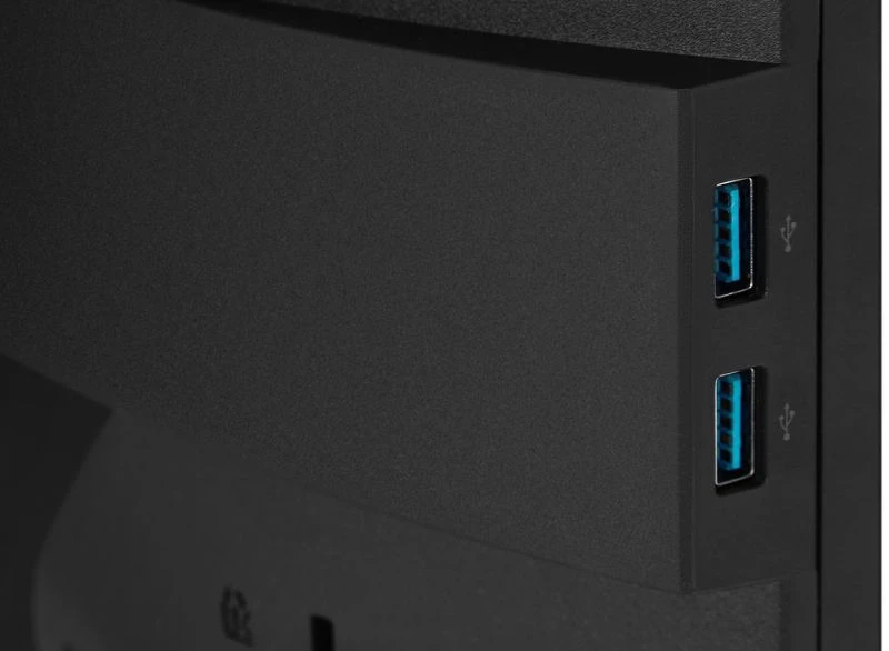 Egy fekete monitor hátuljának közeli képe. Két USB-port látható, kék betéttel.