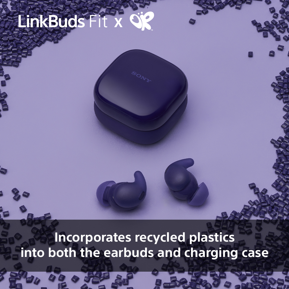 Écouteurs et étui de charge dans un cadre violet avec texte sur plastique recyclé.