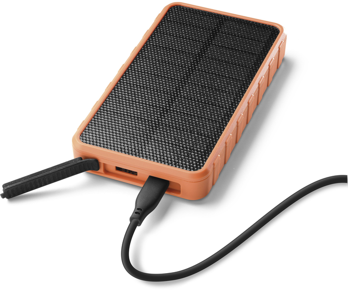 Oranges Solar Ladegerät mit schwarzem Mesh-Panel und schwarzen Kabeln. Weißer Hintergrund.