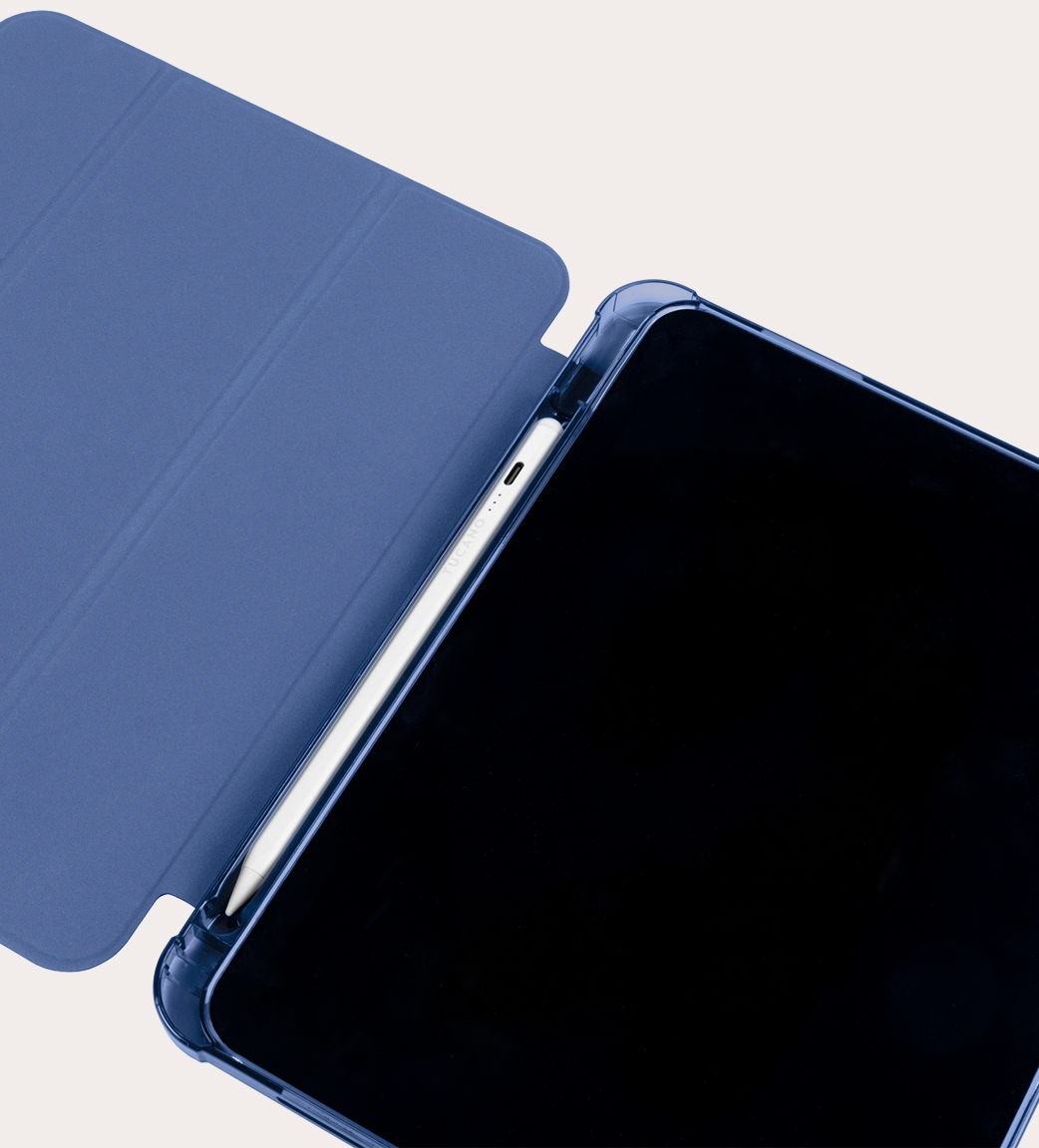 Geöffnete Tablet-Hülle, Tablet und Stift sichtbar. Blaue Hülle, schwarzer Bildschirm, weißer Stift.