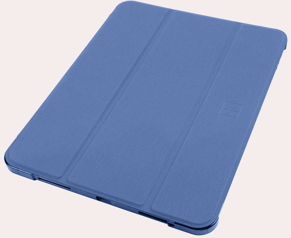 Eine blaue Tablet-Hülle liegt flach auf einer weißen Oberfläche.