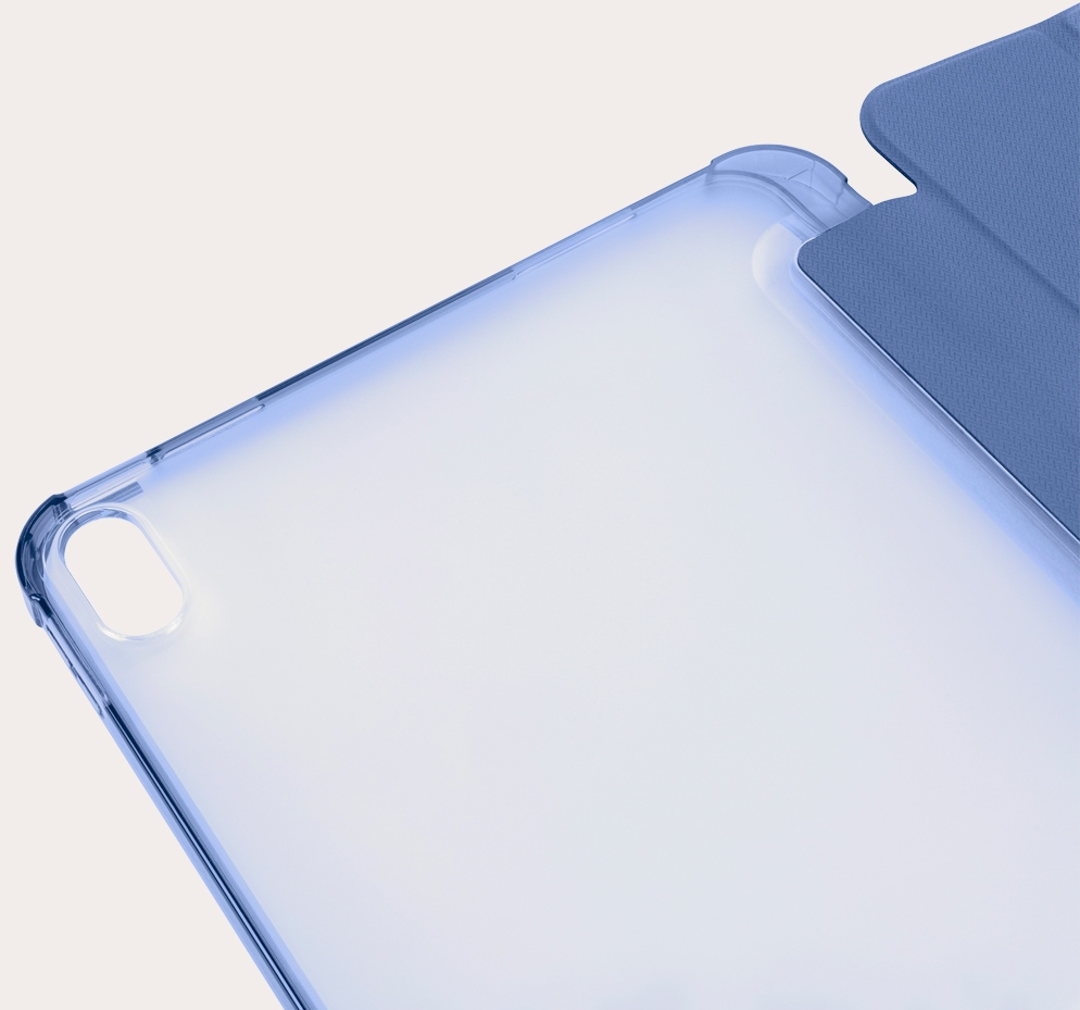 Nahaufnahme einer durchsichtigen blauen Schutzhülle für ein Tablet; die Hülle bedeckt das Gerät teilweise.