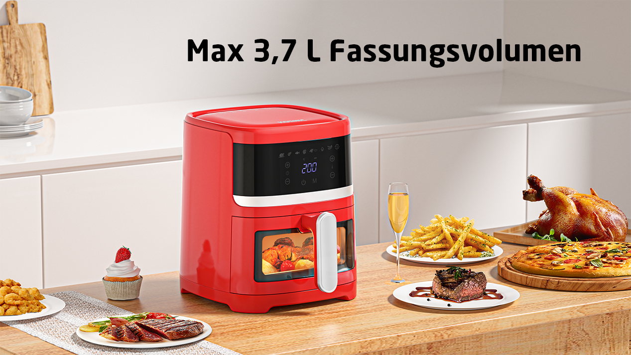 Roter Luftfritteuse mit Speiseproben auf dem Tisch, Text: Max 3,7 L Fassungsvolumen.
