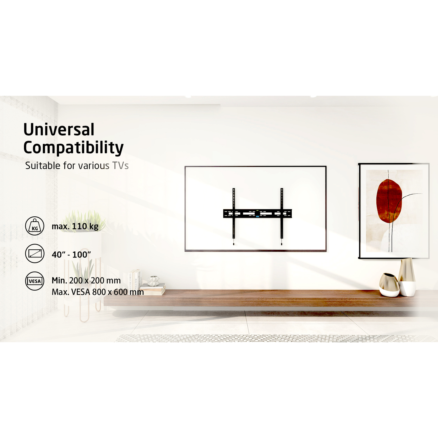 Un support TV sur un mur blanc. Une étagère en bois est en dessous. Un tableau et des vases sont visibles.