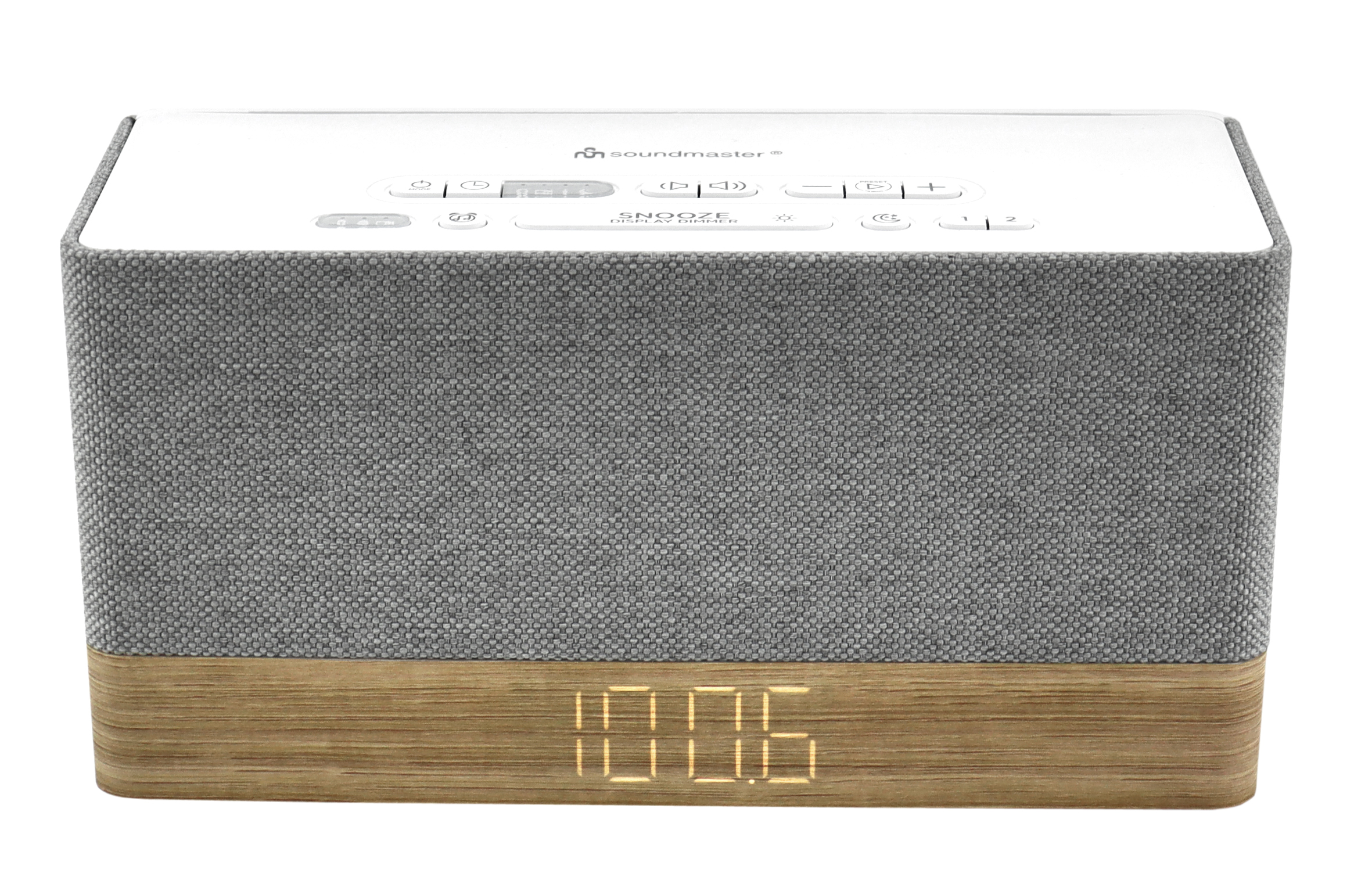 Ein weißes und graues Soundmaster-Radiowecker mit Digitalanzeige, die 10:06 Uhr auf Holzbasis anzeigt.