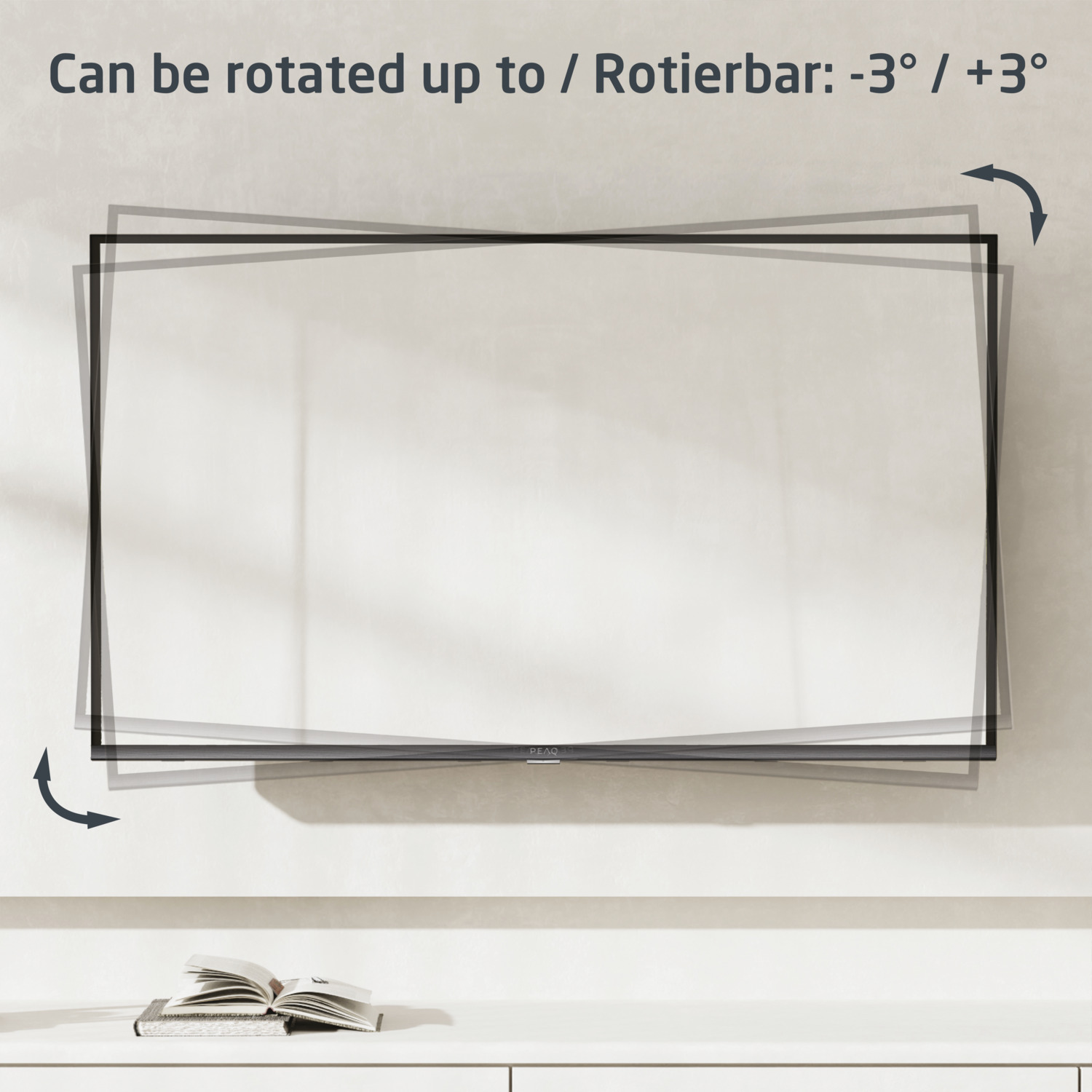 Een aan de muur gemonteerde tv is iets gekanteld, met pijlen die het rotatiebereik aangeven.