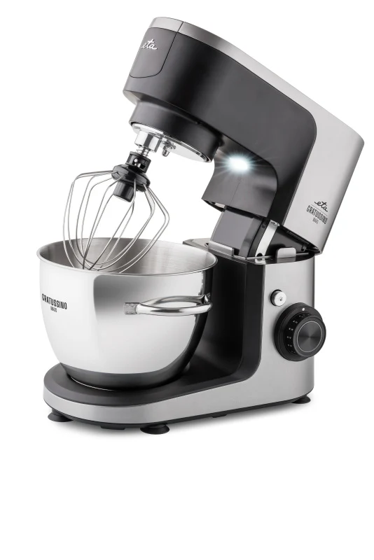 Ezüst-fekete konyhai mixer fehér háttérrel. A mixer rozsdamentes acél tálból áll.